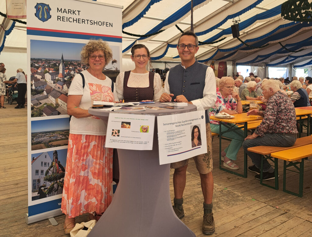 Foto aus dem Festzelt mit den Personen ehrenamtliche Seniorenbeauftrage Waldtraud Schembera, Qartiersmanagerin Janine Weiß, Erster Bürgermeister Michael Franken